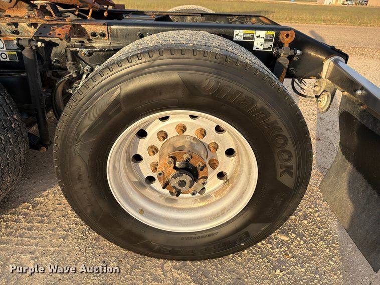 image for item FC0482 2018 Peterbilt 579 semi truck