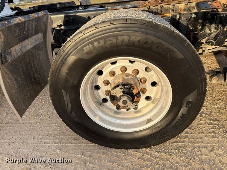 image for item FC0482 2018 Peterbilt 579 semi truck