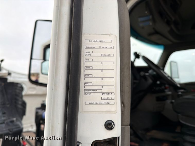 image for item FC0482 2018 Peterbilt 579 semi truck