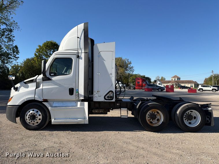 image for item FC3434 2021 Freightliner Cascadia semi truck