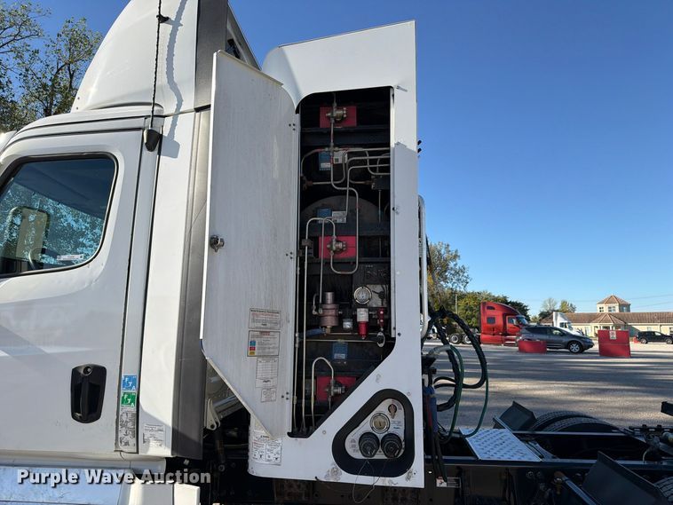 image for item FC3434 2021 Freightliner Cascadia semi truck