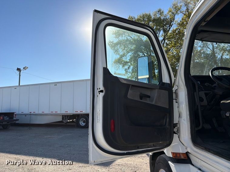image for item FC3434 2021 Freightliner Cascadia semi truck