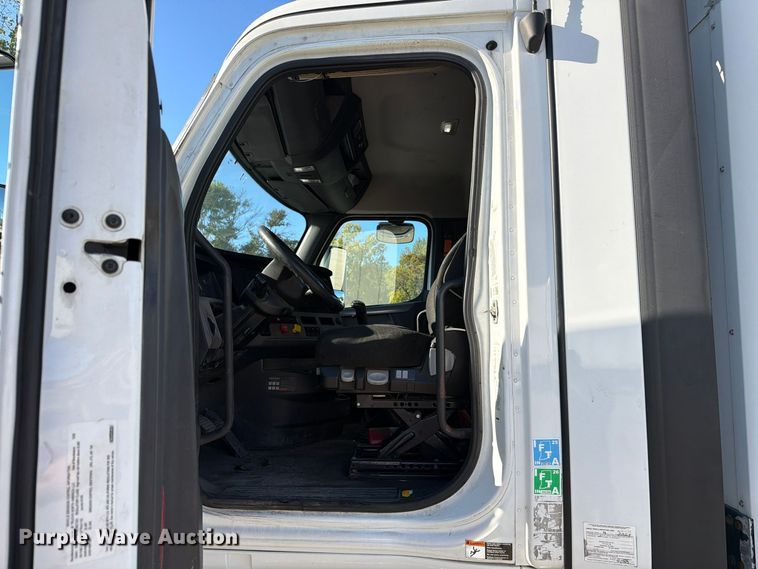 image for item FC3434 2021 Freightliner Cascadia semi truck