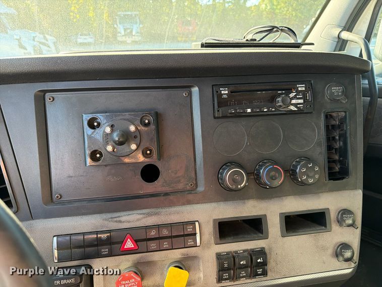 image for item FC3434 2021 Freightliner Cascadia semi truck