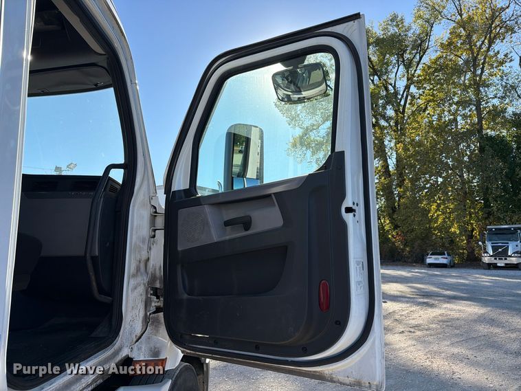 image for item FC3434 2021 Freightliner Cascadia semi truck