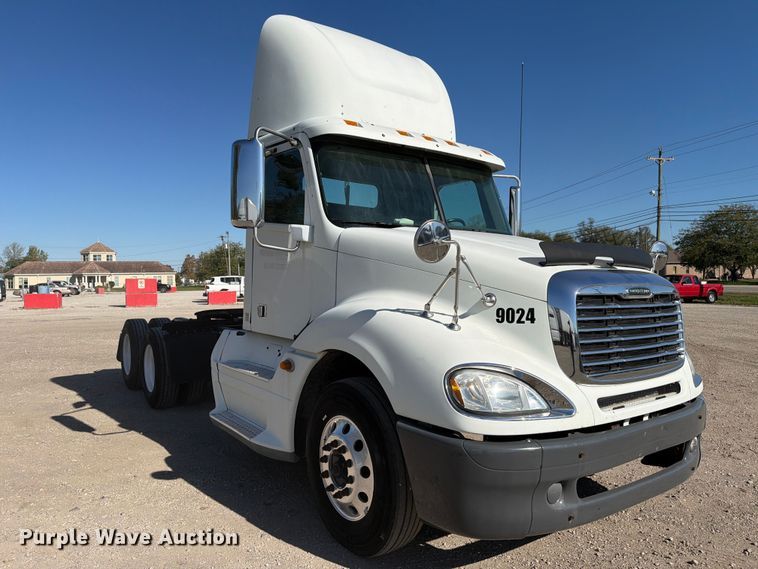 image for item FC3436 2015 Freightliner Columbia semi truck