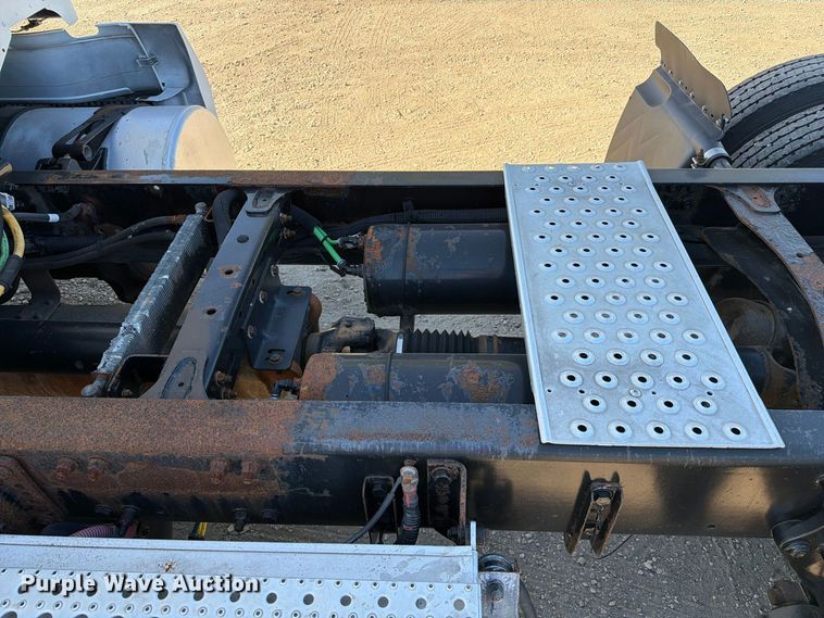 image for item FC3436 2015 Freightliner Columbia semi truck