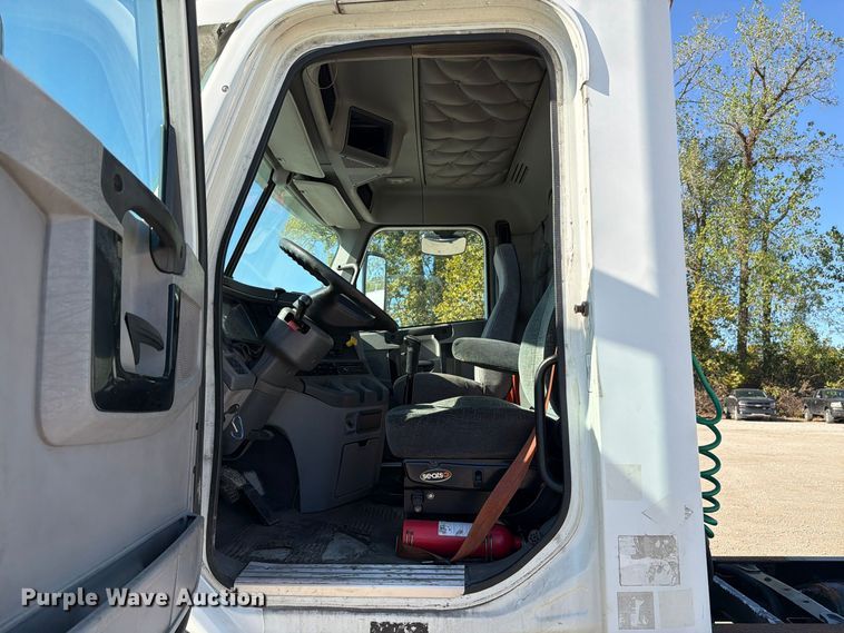 image for item FC3436 2015 Freightliner Columbia semi truck
