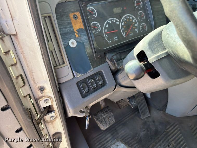 image for item FC3436 2015 Freightliner Columbia semi truck