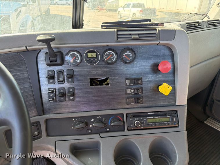 image for item FC3436 2015 Freightliner Columbia semi truck