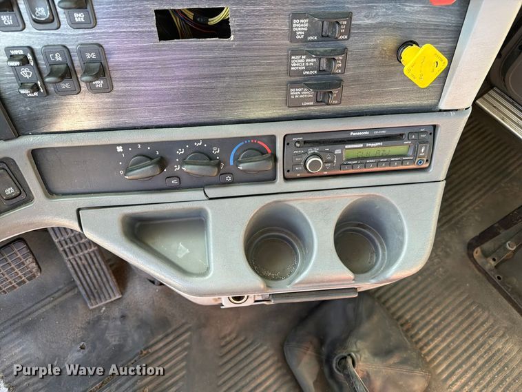 image for item FC3436 2015 Freightliner Columbia semi truck
