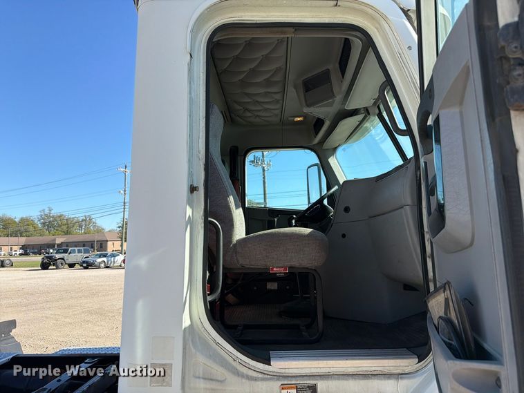 image for item FC3436 2015 Freightliner Columbia semi truck