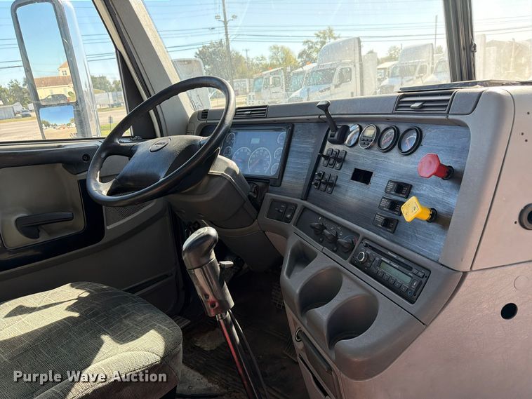 image for item FC3436 2015 Freightliner Columbia semi truck