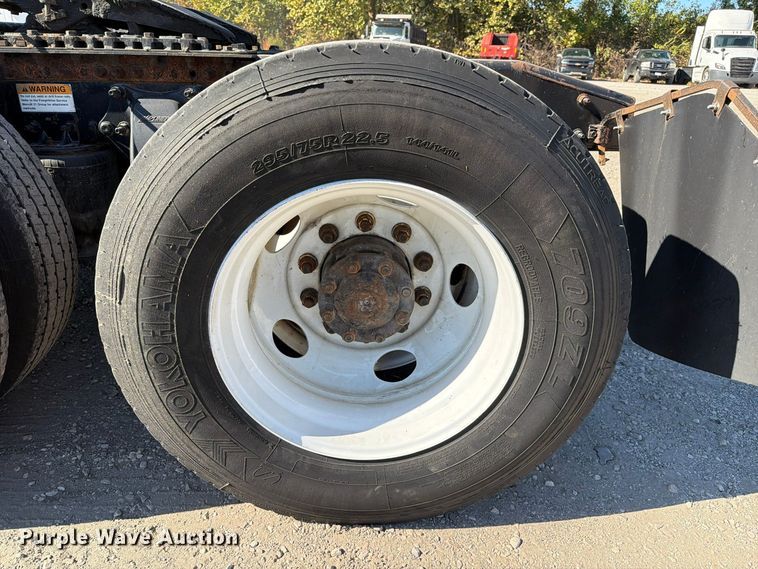 image for item FC3436 2015 Freightliner Columbia semi truck