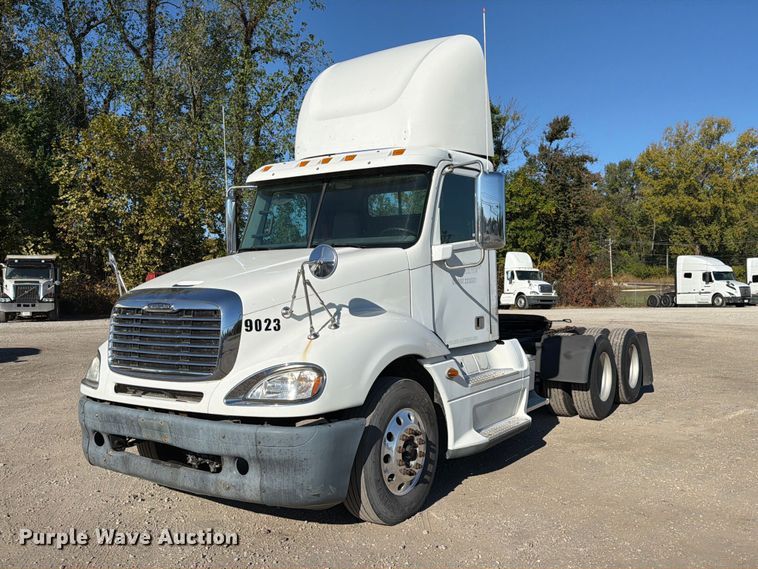 image for item FC3437 2015 Freightliner Columbia semi truck