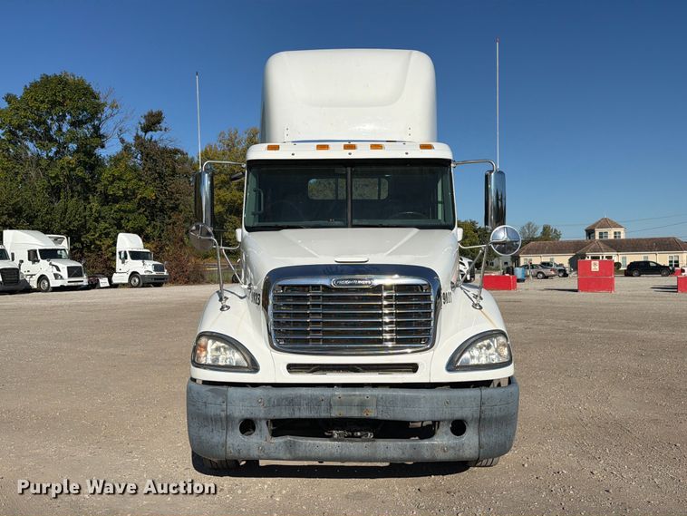 image for item FC3437 2015 Freightliner Columbia semi truck