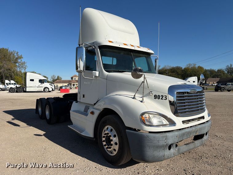 image for item FC3437 2015 Freightliner Columbia semi truck