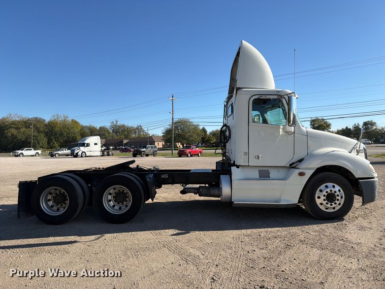 image for item FC3437 2015 Freightliner Columbia semi truck