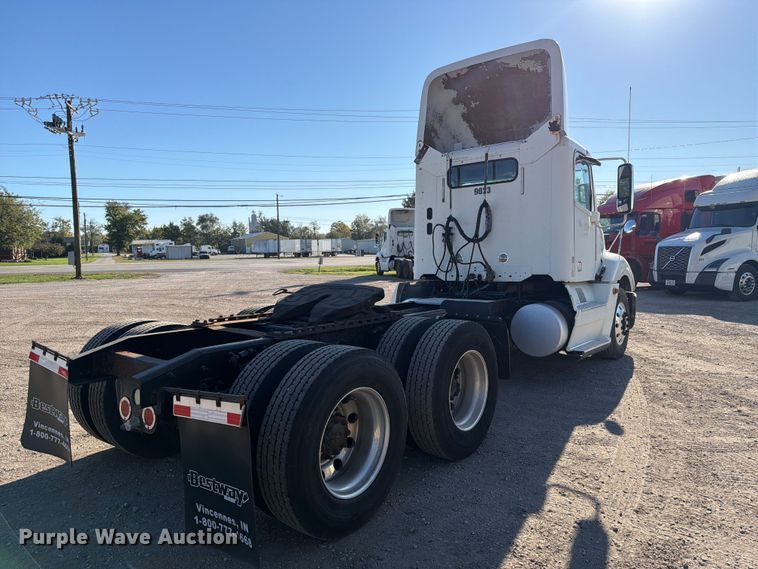 image for item FC3437 2015 Freightliner Columbia semi truck