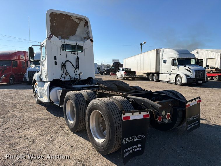 image for item FC3437 2015 Freightliner Columbia semi truck