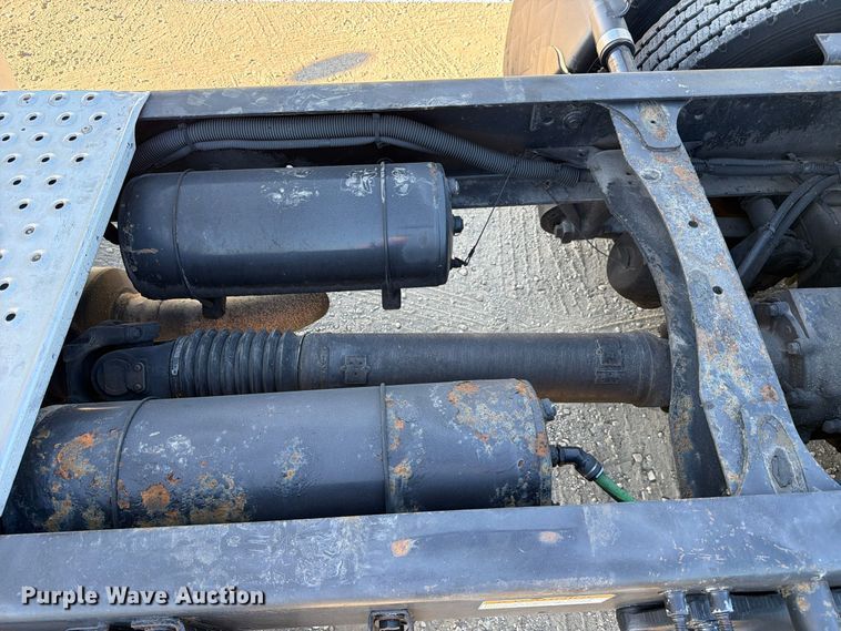 image for item FC3437 2015 Freightliner Columbia semi truck