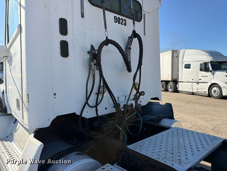image for item FC3437 2015 Freightliner Columbia semi truck
