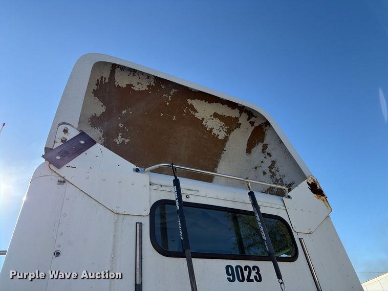 image for item FC3437 2015 Freightliner Columbia semi truck