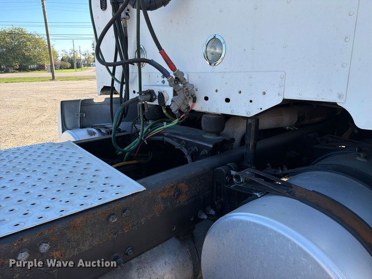 image for item FC3437 2015 Freightliner Columbia semi truck
