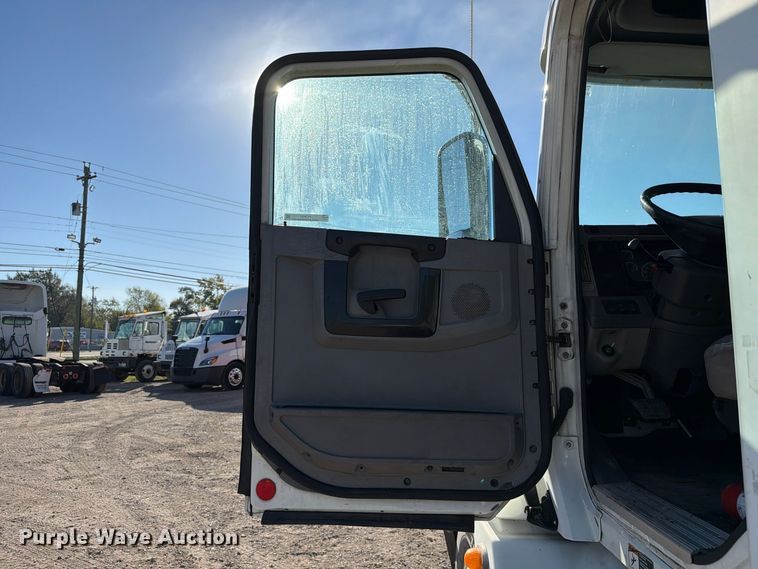 image for item FC3437 2015 Freightliner Columbia semi truck