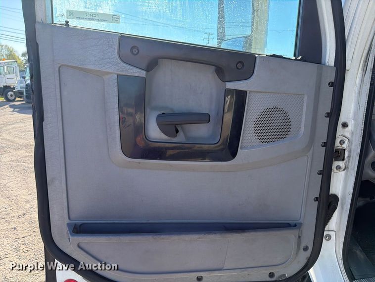 image for item FC3437 2015 Freightliner Columbia semi truck