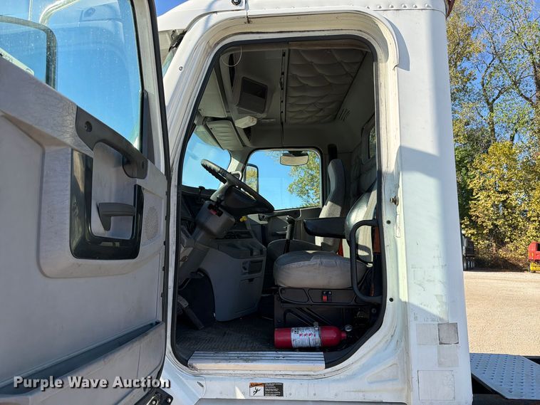 image for item FC3437 2015 Freightliner Columbia semi truck