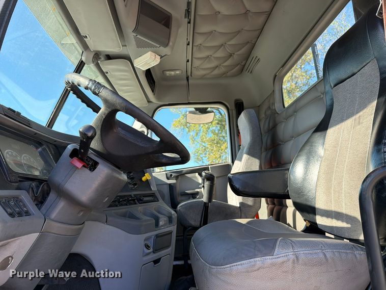 image for item FC3437 2015 Freightliner Columbia semi truck