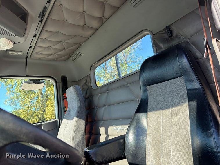 image for item FC3437 2015 Freightliner Columbia semi truck