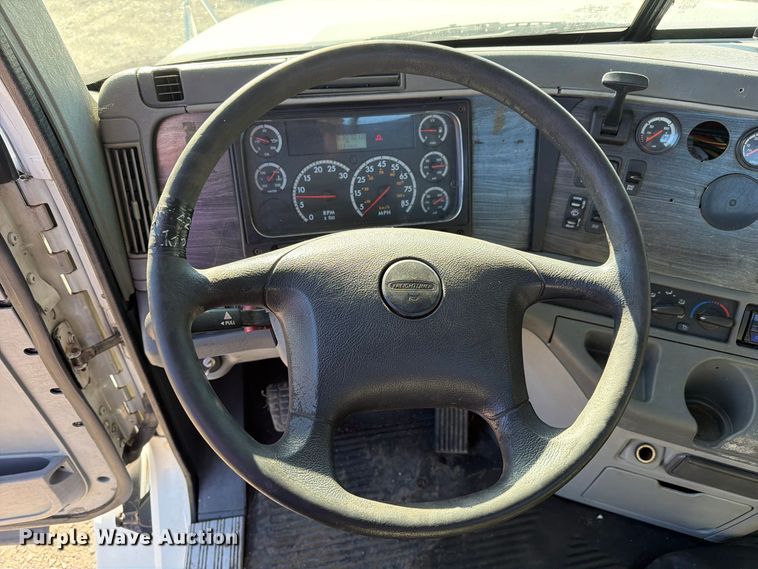 image for item FC3437 2015 Freightliner Columbia semi truck