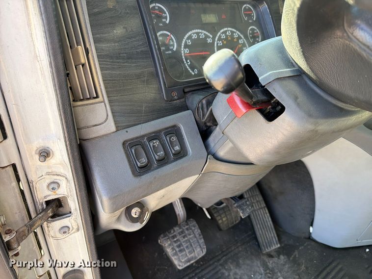image for item FC3437 2015 Freightliner Columbia semi truck