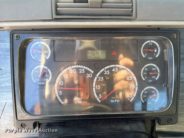 image for item FC3437 2015 Freightliner Columbia semi truck