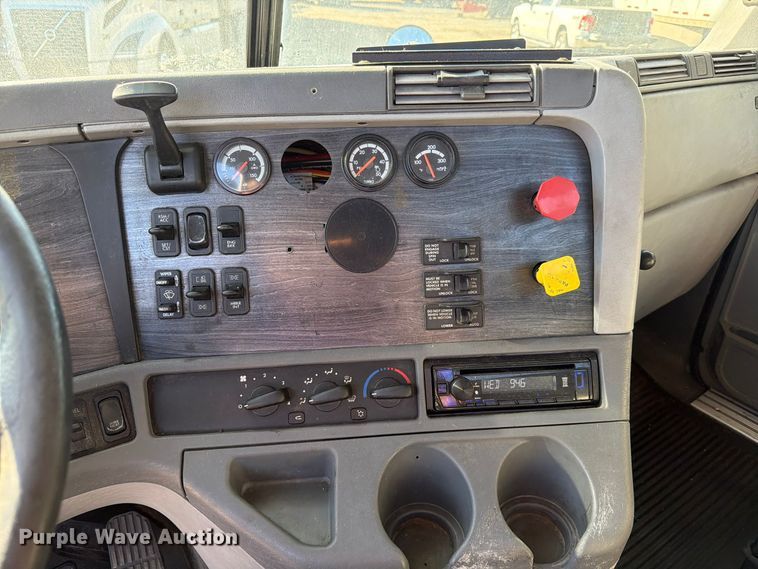 image for item FC3437 2015 Freightliner Columbia semi truck