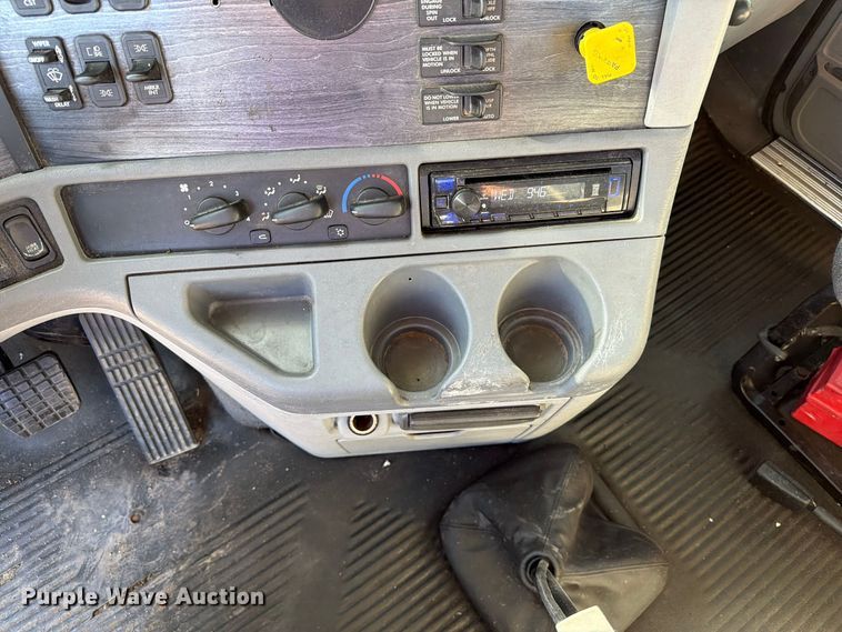 image for item FC3437 2015 Freightliner Columbia semi truck