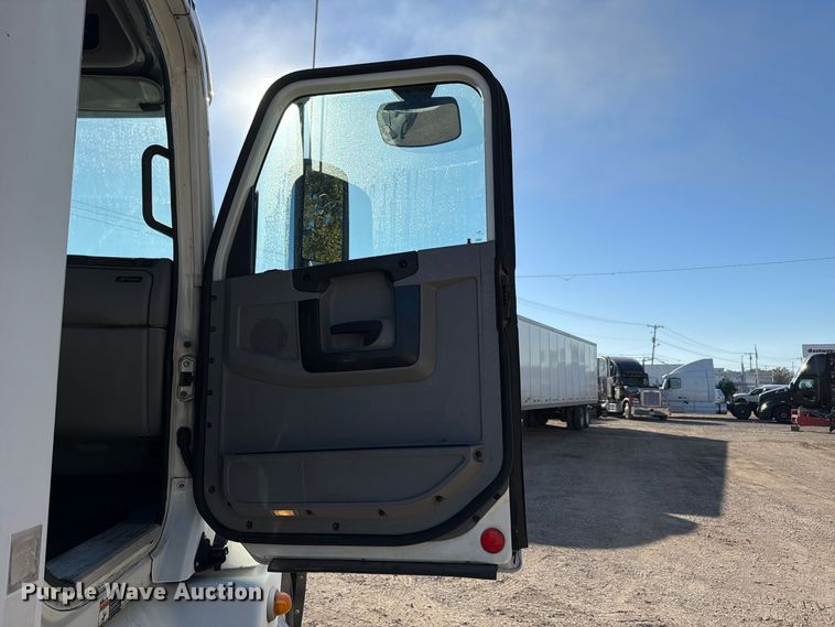 image for item FC3437 2015 Freightliner Columbia semi truck