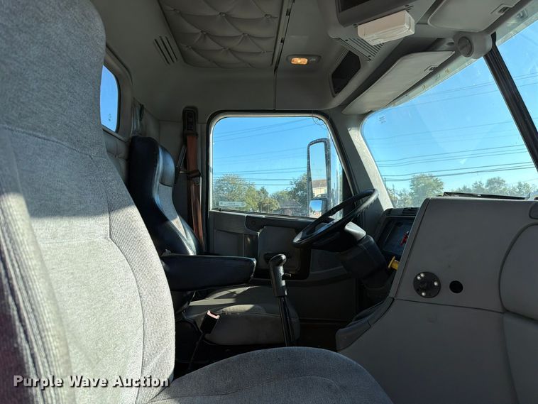 image for item FC3437 2015 Freightliner Columbia semi truck