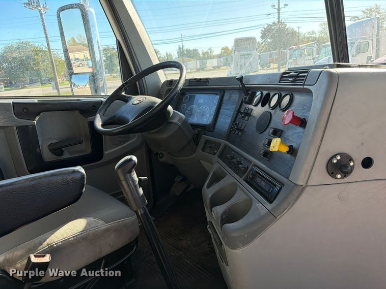 image for item FC3437 2015 Freightliner Columbia semi truck