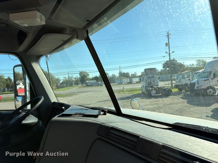 image for item FC3437 2015 Freightliner Columbia semi truck