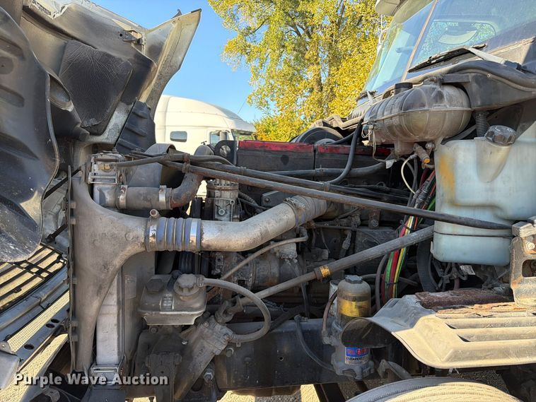 image for item FC3437 2015 Freightliner Columbia semi truck