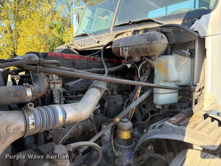 image for item FC3437 2015 Freightliner Columbia semi truck