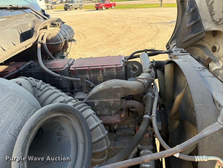 image for item FC3437 2015 Freightliner Columbia semi truck