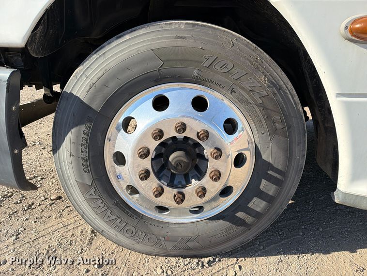 image for item FC3437 2015 Freightliner Columbia semi truck