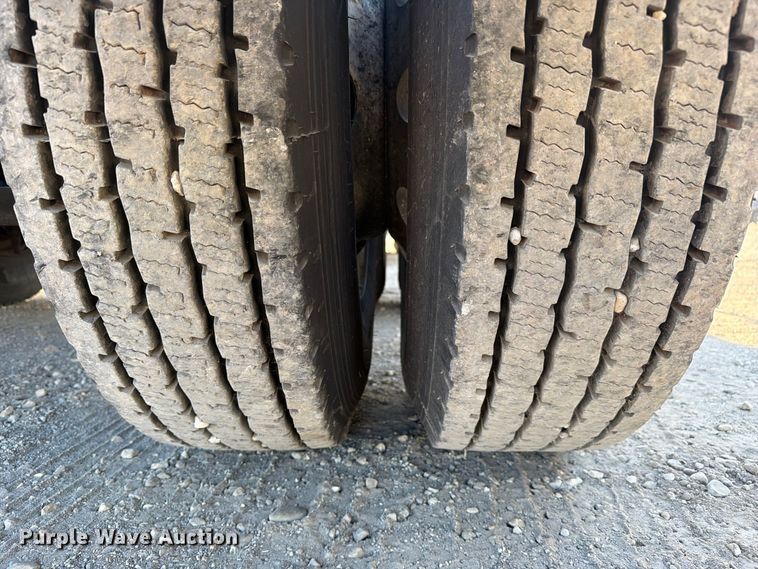 image for item FC3437 2015 Freightliner Columbia semi truck