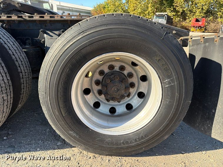 image for item FC3437 2015 Freightliner Columbia semi truck