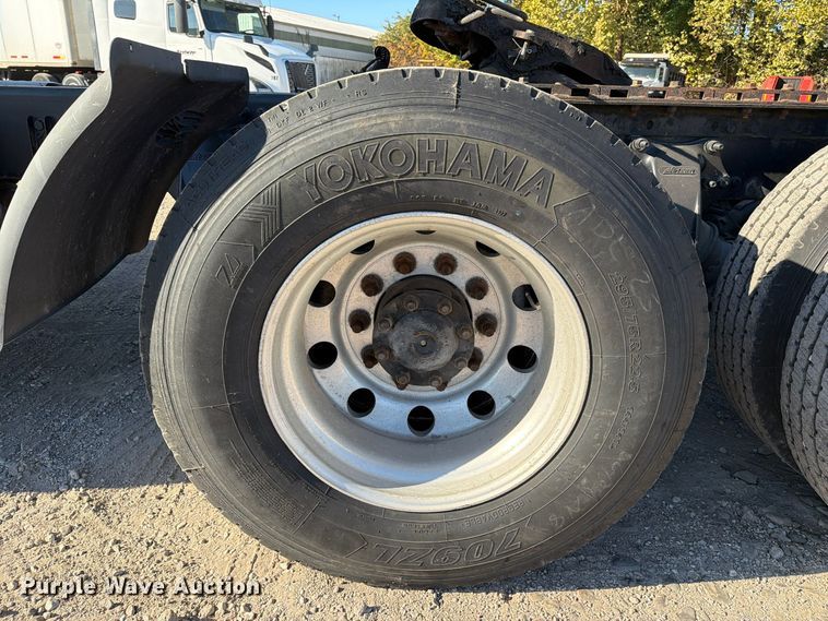 image for item FC3437 2015 Freightliner Columbia semi truck