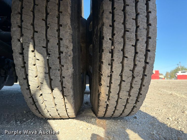 image for item FC3437 2015 Freightliner Columbia semi truck